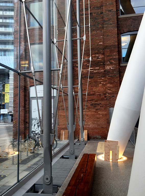 Tension rods and steel columns at the glazed facade interface